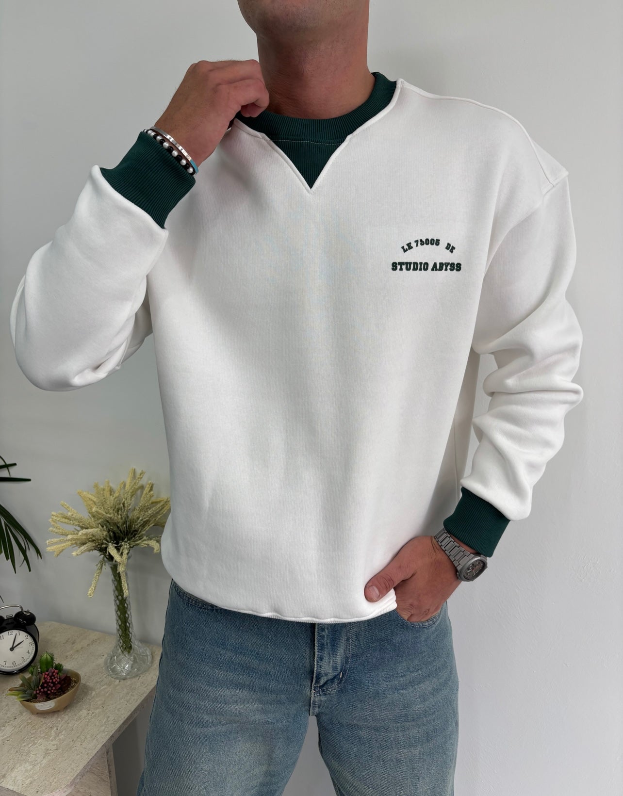 V Yaka Baskı Detaylı Sweatshirt